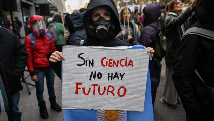 6938157b7dc07_700_394!